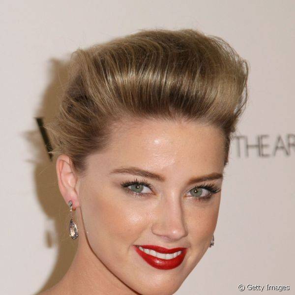 Para este look, Amber Heard apostou num blush em tons de pêssego